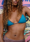 Two looks in one with the reversible Double Take. Unpadded for a natural finish and maximum versatility by the water.