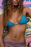 Two looks in one with the reversible Double Take. Unpadded for a natural finish and maximum versatility by the water.