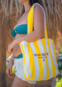 The spacious and practical tote bag with an inside pocket. It blends function and beach energy to carry you everywhere.